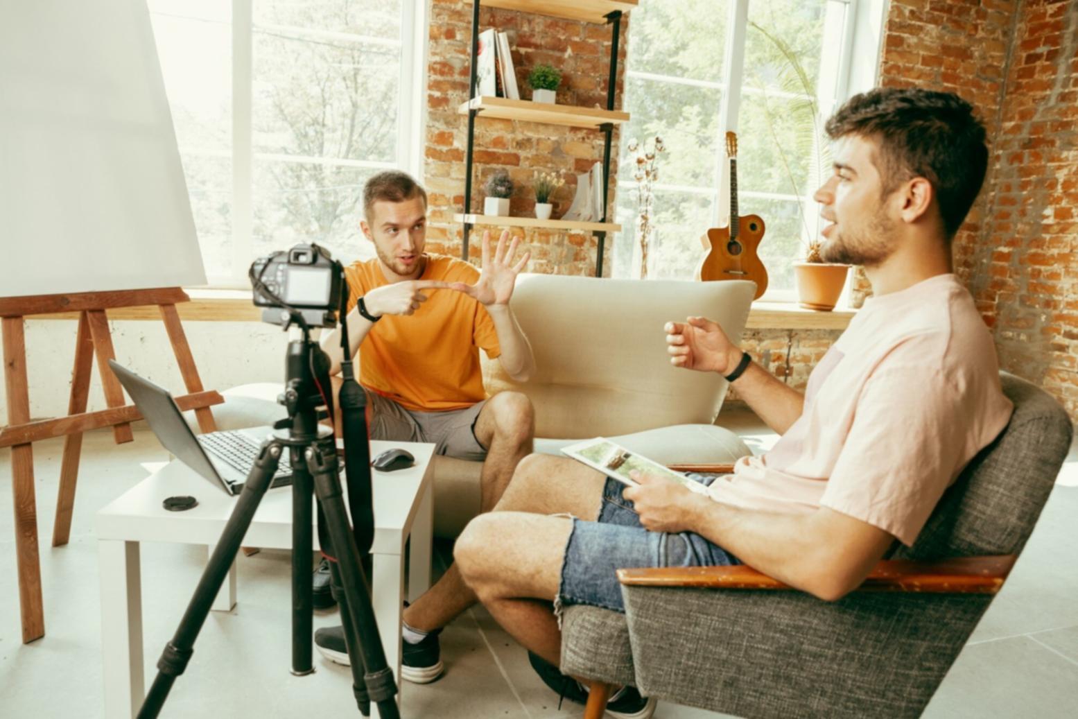 Collaborative editing session with journalists discussing lead effectiveness